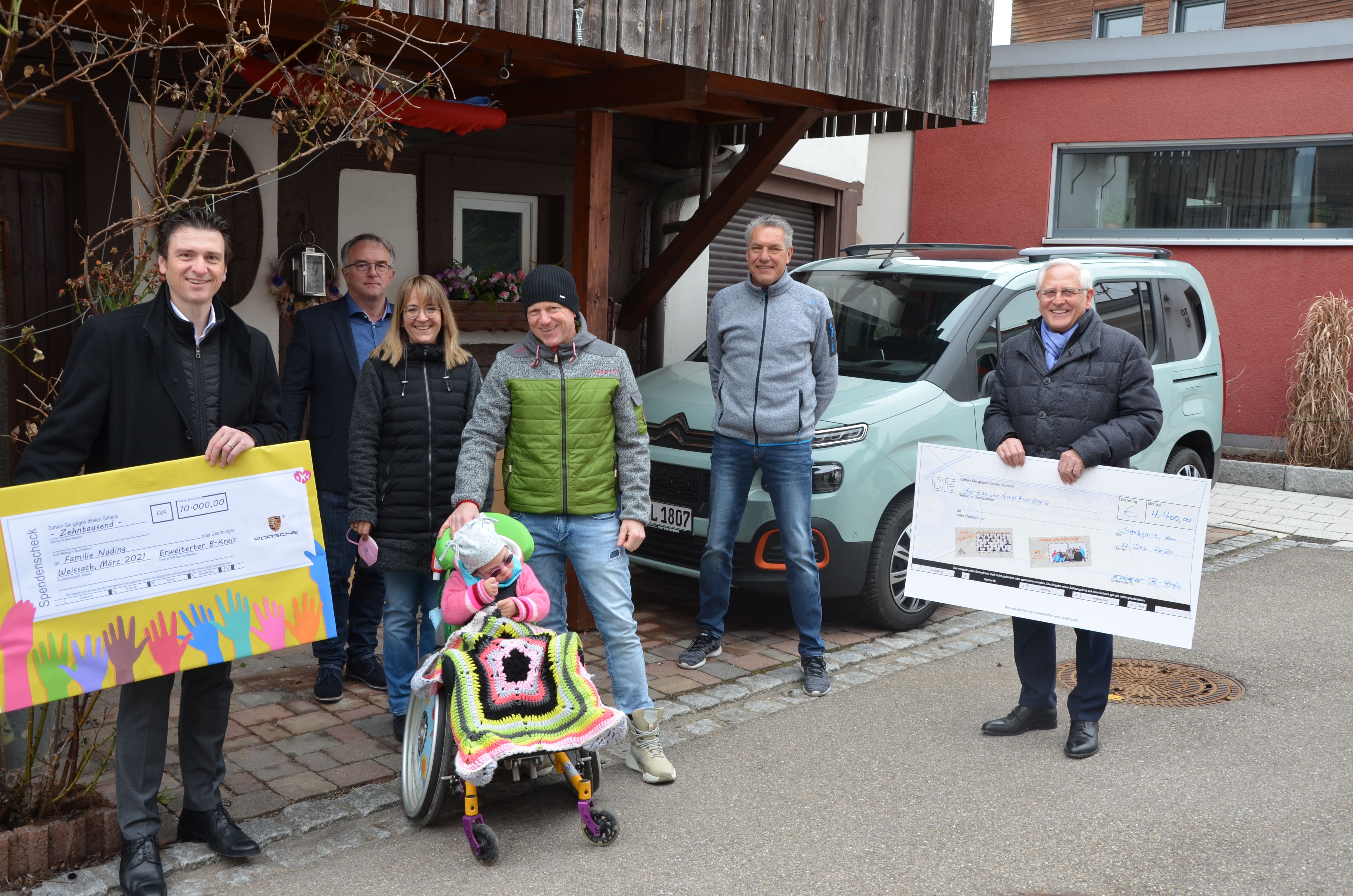 Leni, ihr Eltern Julia und Benjamin bei der Überreichung des Spendenschecks