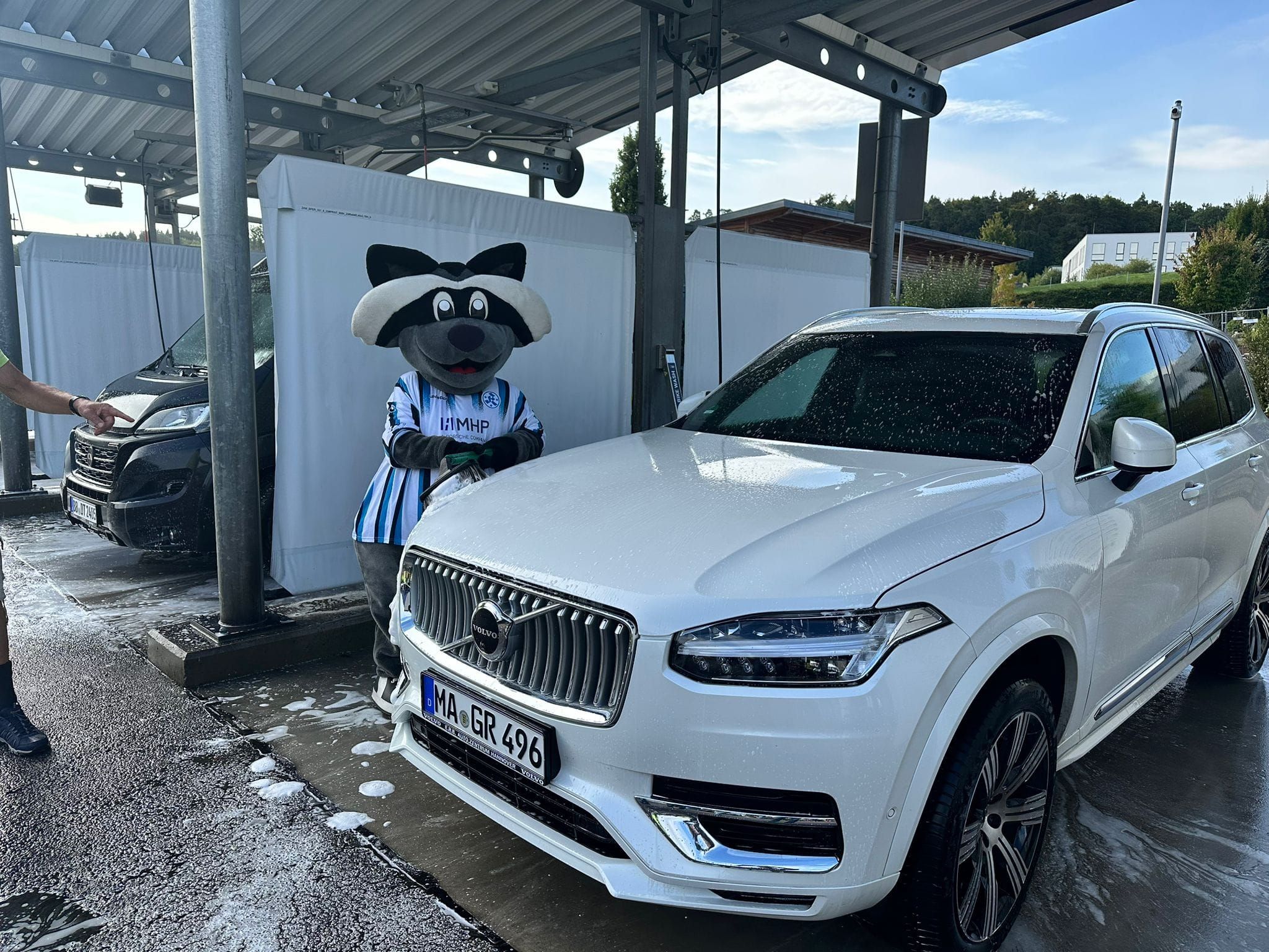Besuch von Waldi, dem Maskottchen der Stuttgarter Kickers, beim Car‑Wash‑Day 2025.